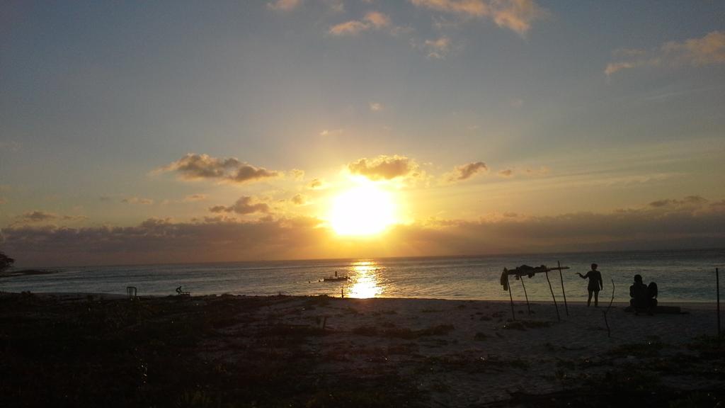 Randi_Syafutra's tweet photo. Beautiful sunset in Tinjil Island... 😍 http://t.co/eBRvLp2mR7