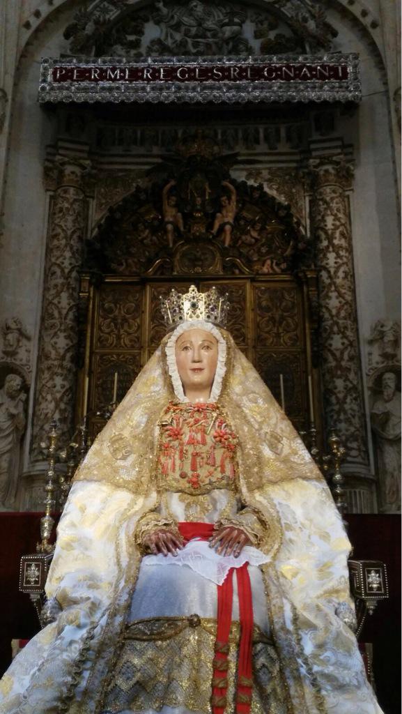 VirgenDeReyes's tweet photo. La Virgen ya espera su segundo besamanos. Para la ocasión estrena manto realizado y donado por las Hnas. de la Cruz. http://t.co/b5YaNP4wUf
