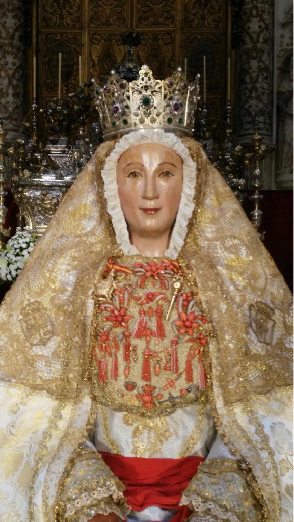 VirgenDeReyes's tweet photo. La Virgen ya espera su segundo besamanos. Para la ocasión estrena manto realizado y donado por las Hnas. de la Cruz. http://t.co/b5YaNP4wUf