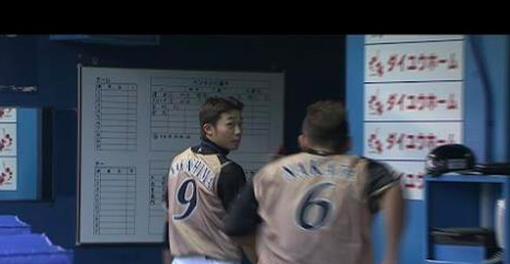 gowebaluvux's tweet photo. .【試合前のひととき】杉谷に向かって中田翔が激走！？ア然とする中島、のほほんとする田中賢介#fighters動画▼https://t.co/ewpgvNA7Ac https://t.co/5r83ZFzfJm