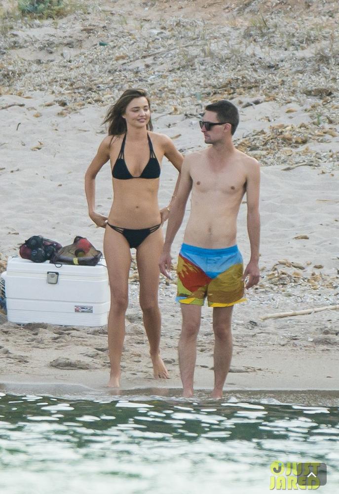 OnlyCuteCouple's tweet photo. Miranda Kerr และแฟนหนุ่ม Evan spiegel (ผู้ร่วมก่อตั้ง Snapchat) สวีทหวานที่ชายหาดใน Corsica ฝรั่งเศส 13 ส.ค.ที่ผ่านมา http://t.co/dEJty9oIHG