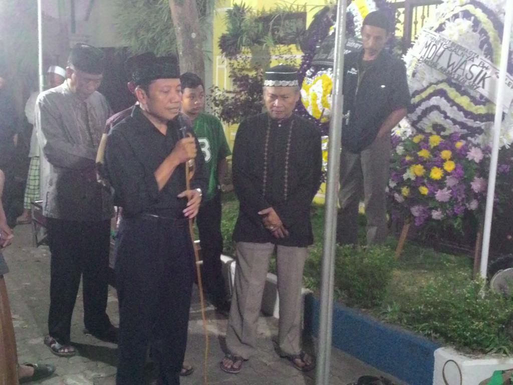 fiaub's tweet photo. Dekan: Bliau tlah mengabdi slama 35 th, dikenal sbg dosen yg taat beribadah dan penuh dedikasi dlm kerjanya. http://t.co/D972CCge4Z
