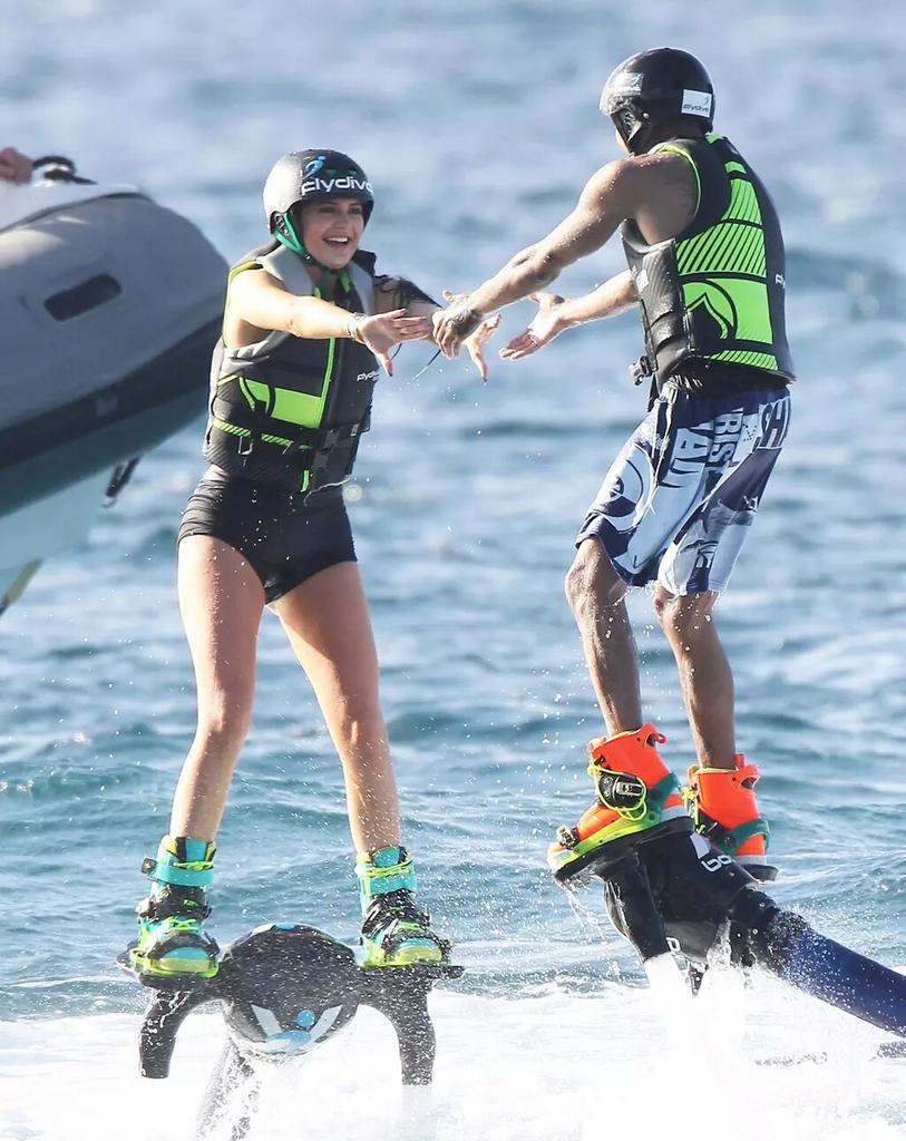 OnlyCuteCouple's tweet photo. Kylie Jenner และ Tyga เล่น flyboarding ที่เกาะ Carribean Island ใน St. Barts เมื่อวานนี้  cr. @UpdateJenner http://t.co/zfGTaFtYHX