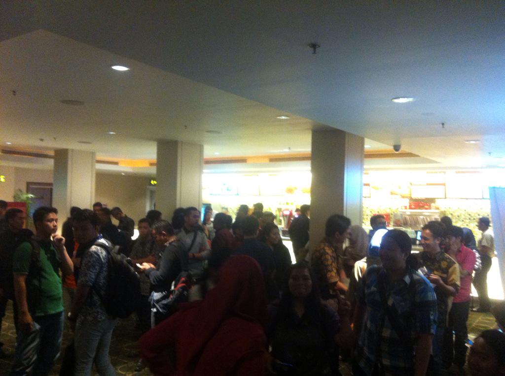 suasana nobar battle of surabaya di XX1 setia budi jakarta with <a href="/maudyayunda/">Maudy Ayunda</a> , ramai