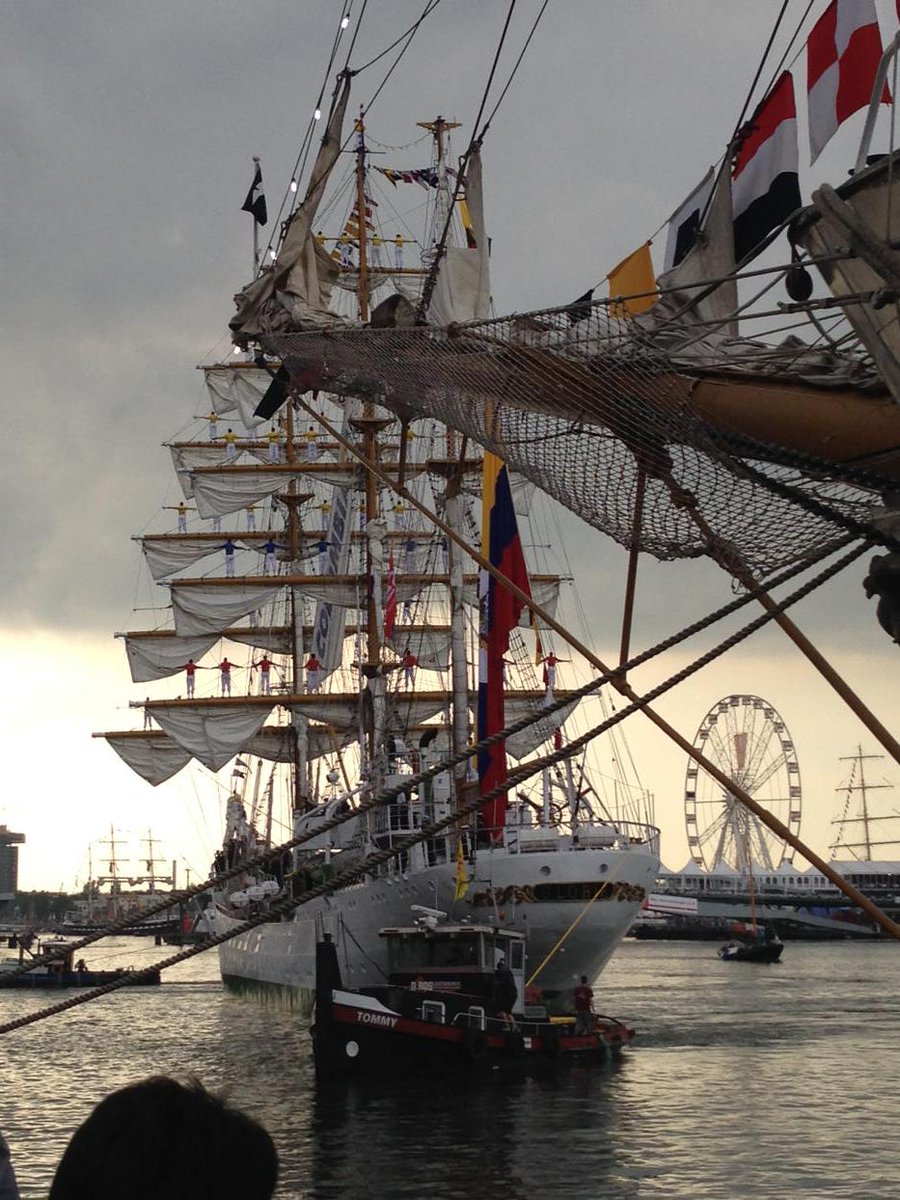 Sail Amsterdam. We zitten met de redactie van Nouveau eerste rij. Dat is het leuke van in Amsterdam werken.