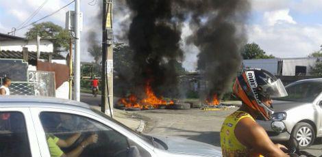 #JCCidades Irritados com alagamentos, moradores de Campo Grande fazem protesto e fecham ruas goo.gl/rvTeZz