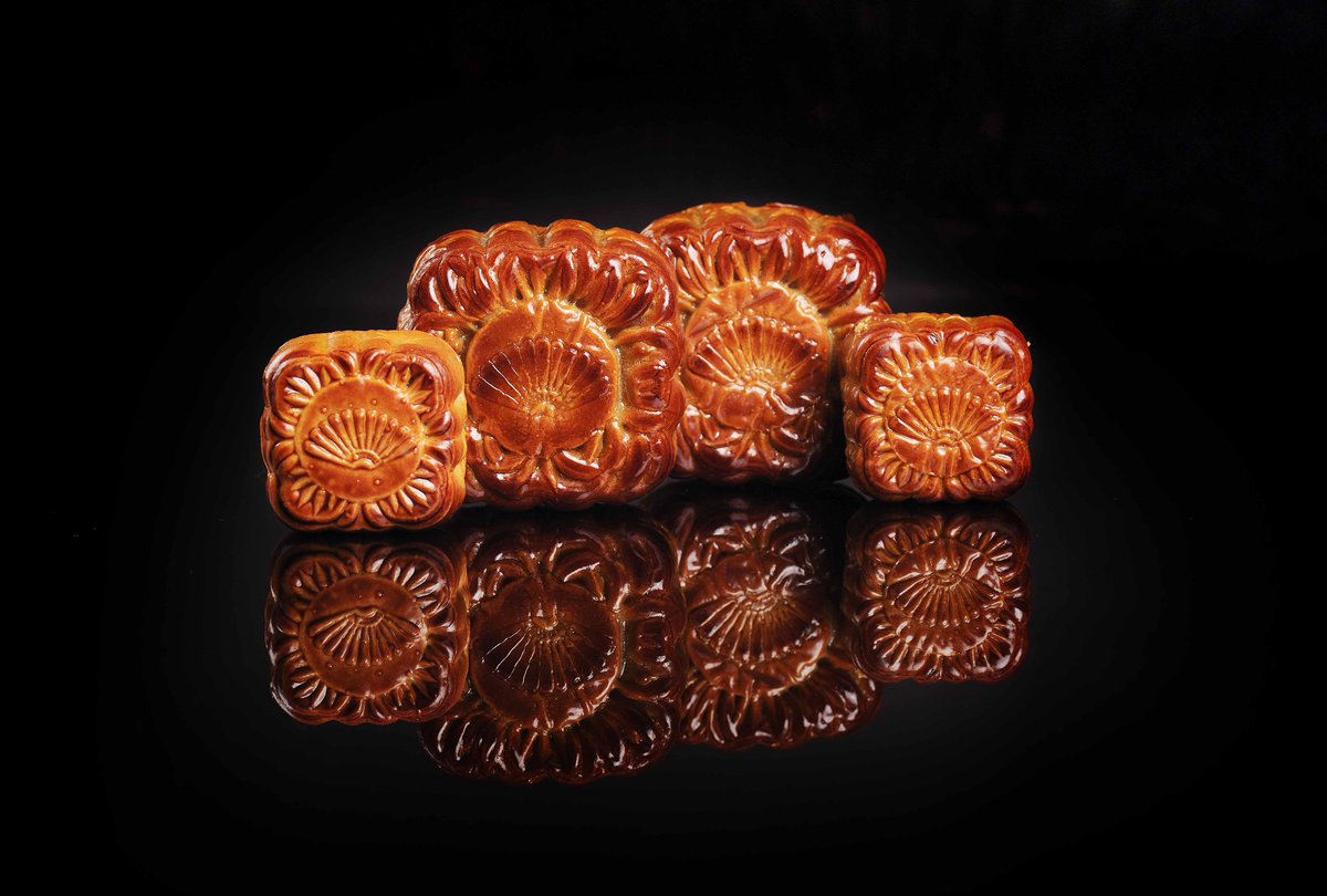 MO_HKG's tweet photo. How would you like to enjoy eating our #MOmooncakes from #MandarinCakeShop? #midaut #MOfoodies http://t.co/g3Zd01ORsn http://t.co/imIZneFOX5