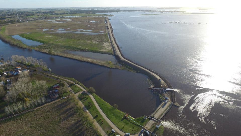 NachoSagarna's tweet photo. Grcias a la Def. de la Ciudad, G. Belg no tiene cientos de evacuados. A la izq el río e/ compuertas, a la dcha el mar http://t.co/rmymCdeJ09