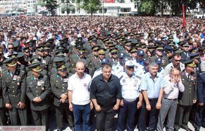 teroretavizyok_'s tweet photo. Onbinlerce Tokatlı, şehidimiz Jandarma Teğmen Hubeyib Turan'ı dualarla uğurladı.
Mekanı Cennet Olsun.. http://t.co/YtcQJtGho6