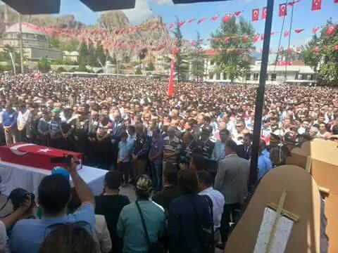 teroretavizyok_'s tweet photo. Onbinlerce Tokatlı, şehidimiz Jandarma Teğmen Hubeyib Turan'ı dualarla uğurladı.
Mekanı Cennet Olsun.. http://t.co/YtcQJtGho6