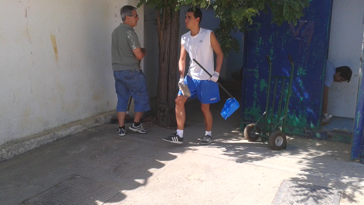 CDEinstein's tweet photo. El @CDEinstein colabora con la limpieza y mantenimiento de las Instalaciones del Psiquiátrico de Miraflores. http://t.co/uooDNpTtj5