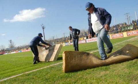 Hoy se vuelve al ruedo, tamos sacando las telarañas de las pelotas y los botines.Donde llueva sacamos los colchones!