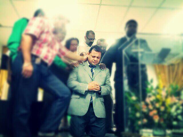 ibrosadsaron's tweet photo. Instalación como Pastor Tito Añez. Dios use su vida Grandemente #50AñosProclamandoElEvangelioQueTrasciende http://t.co/8rBcLxEL00