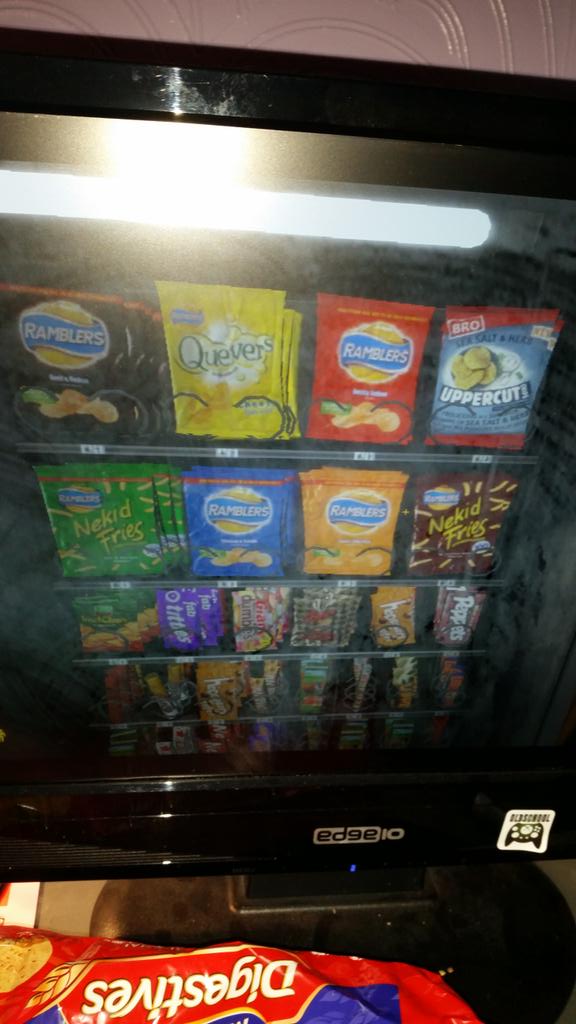 Pinky2k14's tweet photo. Hahaha @mbproxy094 playing half life one and I spot the vending machine, can u spot all the brands http://t.co/fd6fp050ye