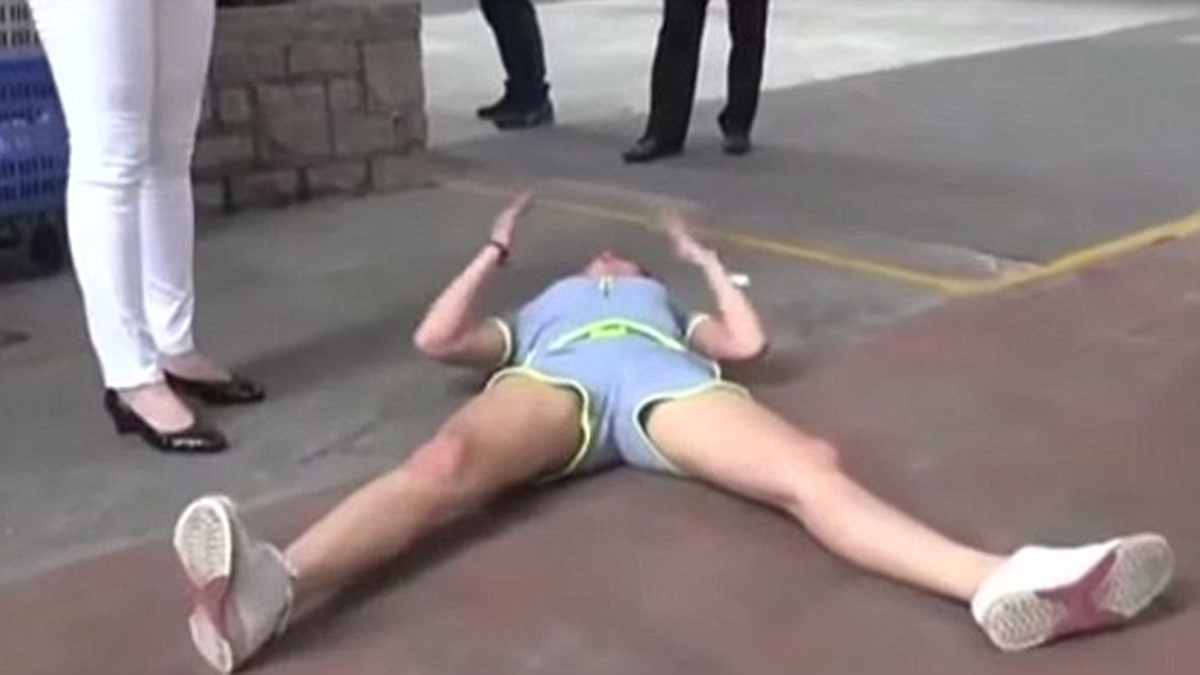 darkhorsenews's tweet photo. Chinese Woman Goes Crazy After Being Dumped by Text Message http://t.co/U38yr43O14 http://t.co/fmTkhntWtR