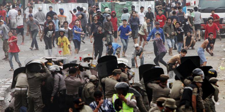 emfaizullbkhi's tweet photo. KAMI AKAN TERUS MELAWAN JIKA CARA NYA BEGINI!!!! Kampung Pulo BERSATU vs APARAT BANGSAT #SaveKampungPULO ;( http://t.co/oXfLWg67YK