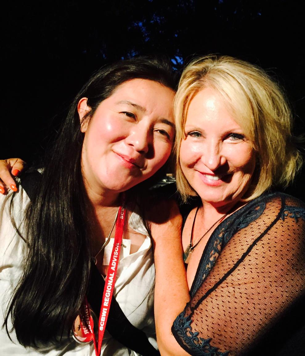 EastWestLit's tweet photo. Love this pic from #LA15SCBWI @marikonagai2012 ❤️📚 @scbwi 📚❤️ http://t.co/DNweW5aJ9E