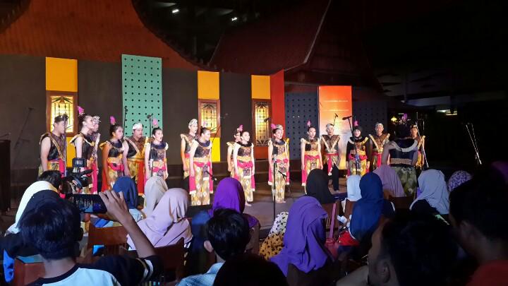 KompasGramedia's tweet photo. Malam ini di @BentaraBudaya Jkt sedang berlangsung pembukaan Ode Bulan Agustus, Parade Paduan Suara Mahasiswa http://t.co/K5NTP5SUQ1
