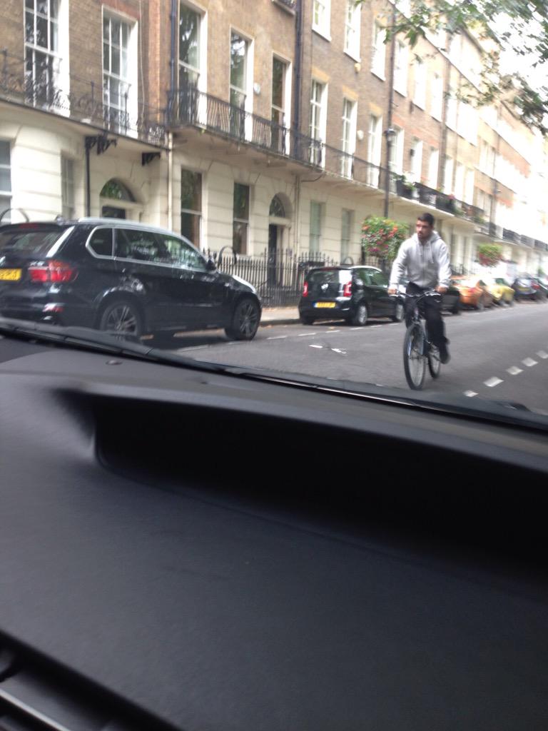 Social_4_Good's tweet photo. Say hello 2the guy who stole my bike this http://t.co/3TV1Auy1Bx on his neck. #bike #London #stolen (pic by taxi man) http://t.co/yqShUshT4f