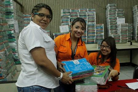 Fundaami hace entrega a sus funcionarios de la" Colección Bicentenario" de Bachillerato para beneficio de sus hijos