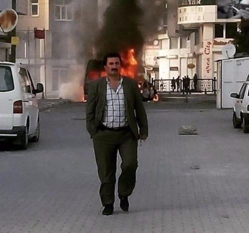 KalasLOL's tweet photo. 40 CANLI KULE ALTINDAKİ ADAMA TUTUŞTUR ATINCA BEN http://t.co/ZRYH6jM0uk