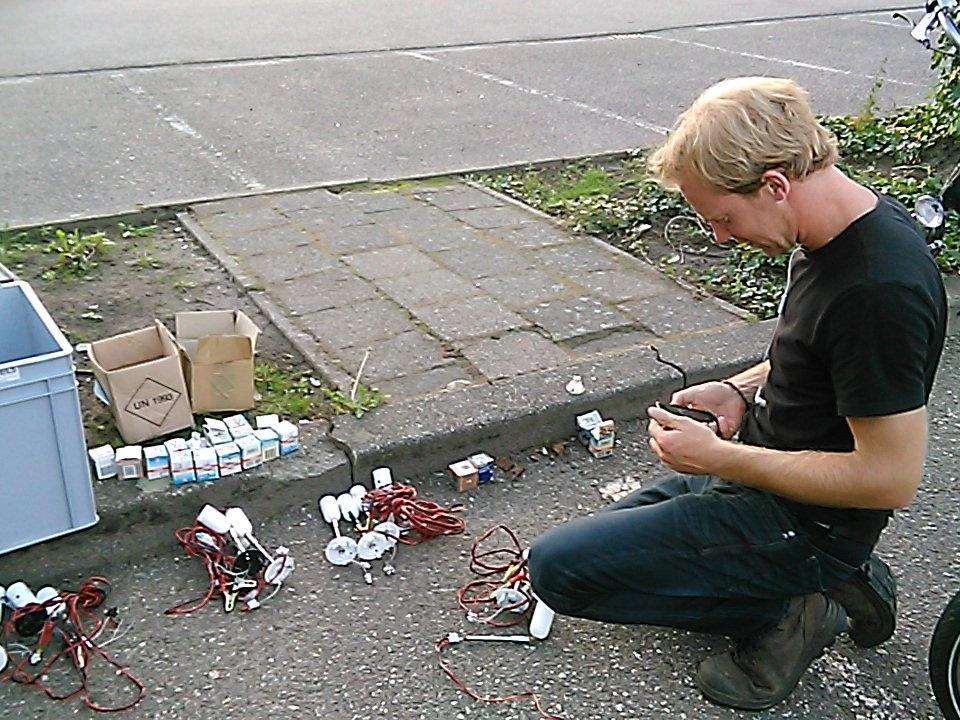 De voorbereidingen voor de verlichting jeugdgondels, het is klaar!