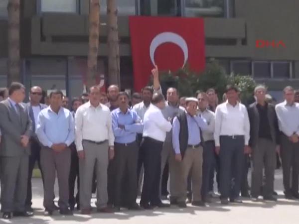 kartalkazim43's tweet photo. Erdoğan Başkan olsun diye oluk oluk akan şehit kanına sessiz kalmayacağız #ŞehitlerinKatiliSarayda http://t.co/OhRHRGKYHs
