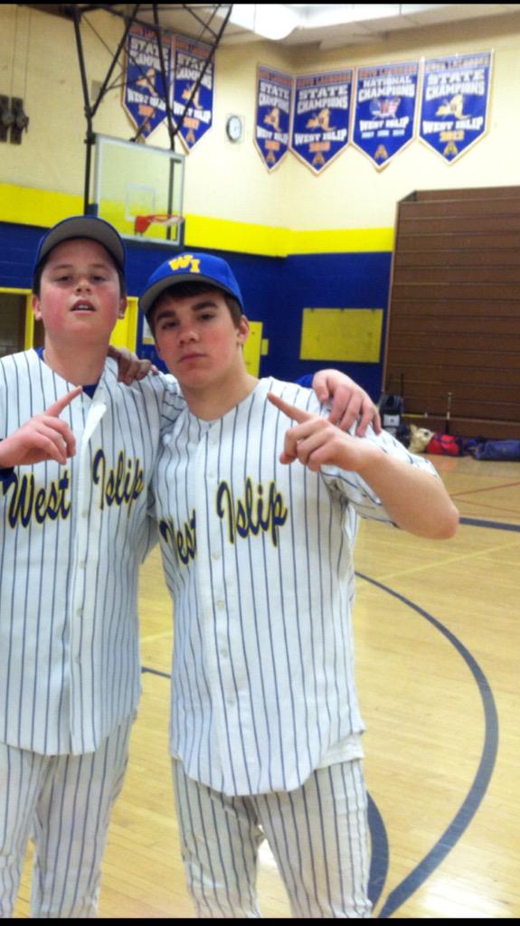 alexxbarbs's tweet photo. Goodluck up at the Oz wood stay reckless uhyuu @Woody3_One 🎈🎈#yanevaknow #vyson #kickerholderrelationship http://t.co/UfP3rarqYr