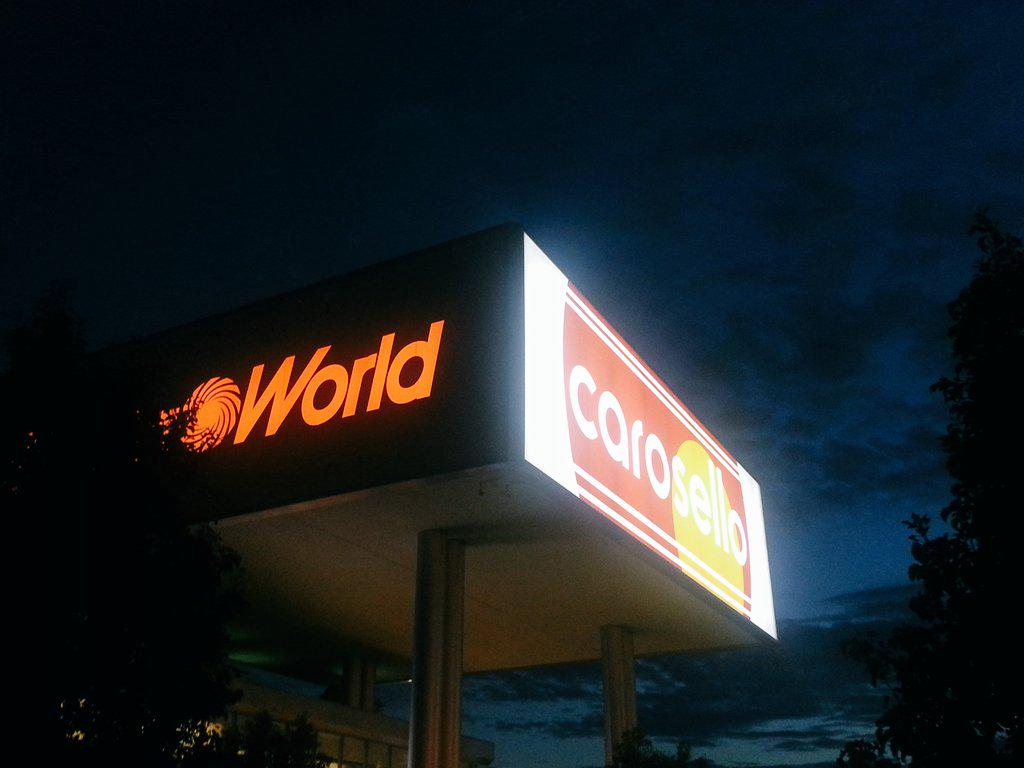 Seth_Purple's tweet photo. Serata a #Carugate #develon_everyday http://t.co/slkfEx8Ik3
