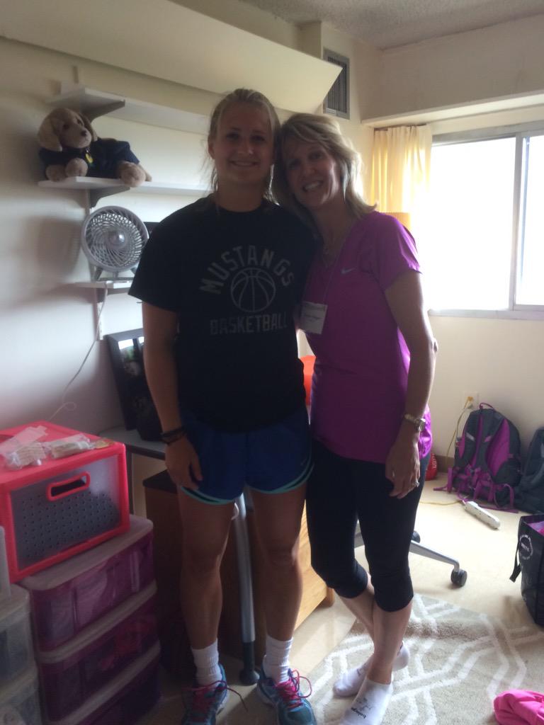 BernLaukaitis's tweet photo. 2nd player to arrive on campus... Alexis Glasgowπβ€οΈπ #PennWBBMoveIn #SheIsReady #Welcome2Penn http://t.co/9iwLBkmdUa