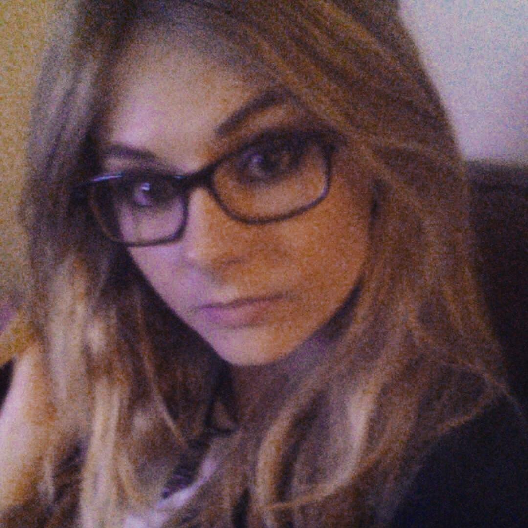 TaylorMiddleto2's tweet photo. My phone quality is rubbish 😩 first world problems 😂 #selfie #firstworldproblems #android http://t.co/Hq76SfSV6n