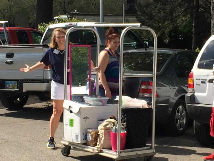 CMutchlerTV's tweet photo. .@UTPresident helping students move in this morning. More at noon. http://t.co/U1WtvtV49H
