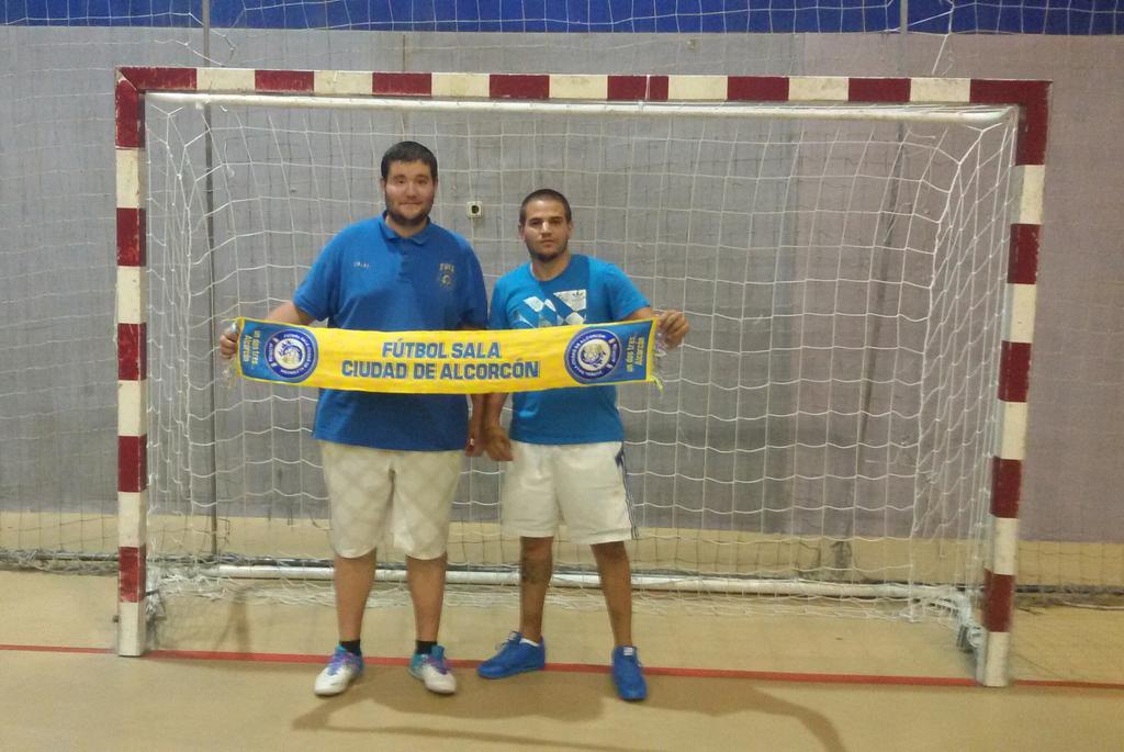 ADAlcorconFS's tweet photo. El entrenador del Juvenil División de Honor @victorgdia posó ayer en su primera foto oficial como entrenador del Club http://t.co/wB06MphIY5