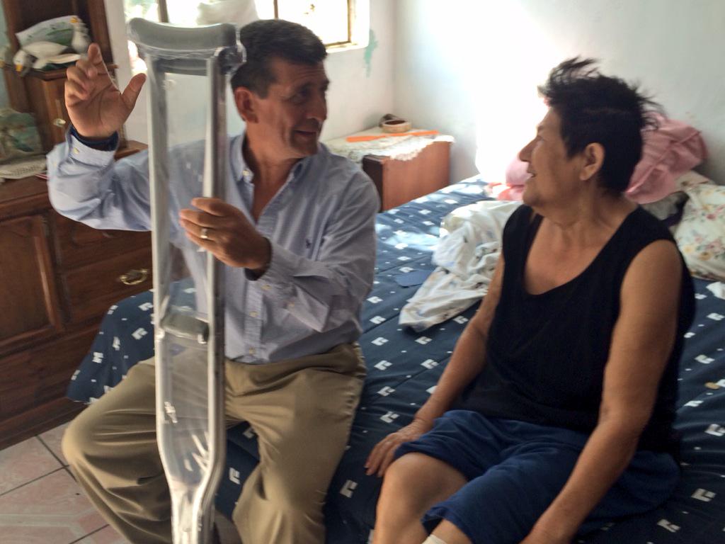 CarlosOrtaC's tweet photo. Entregando a nombre del alcalde @IsidroLopezV muletas a Doña Juanita de la Colonia Tanquecito. #Saltillo http://t.co/HDJG6lwsAM