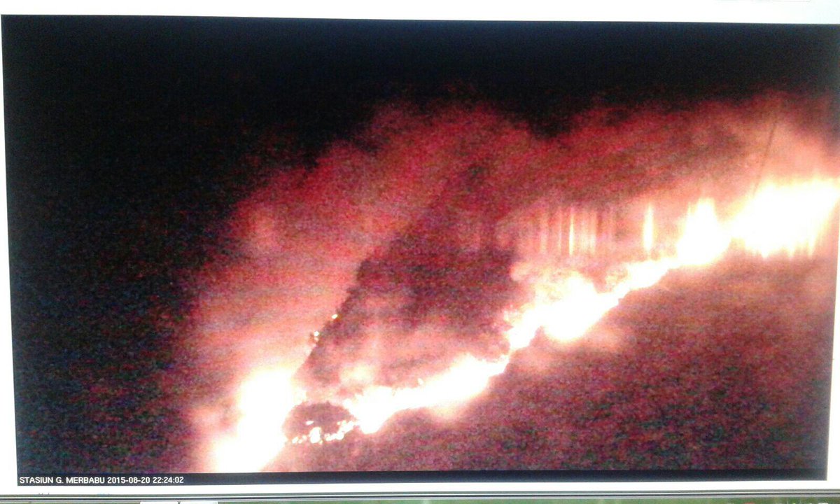 22.37 Kobaran api saat ini mulai mendekati stasiun multiparameter <a href="/BPPTKG/">BPPTKG</a> di sabana 2 #Merbabu