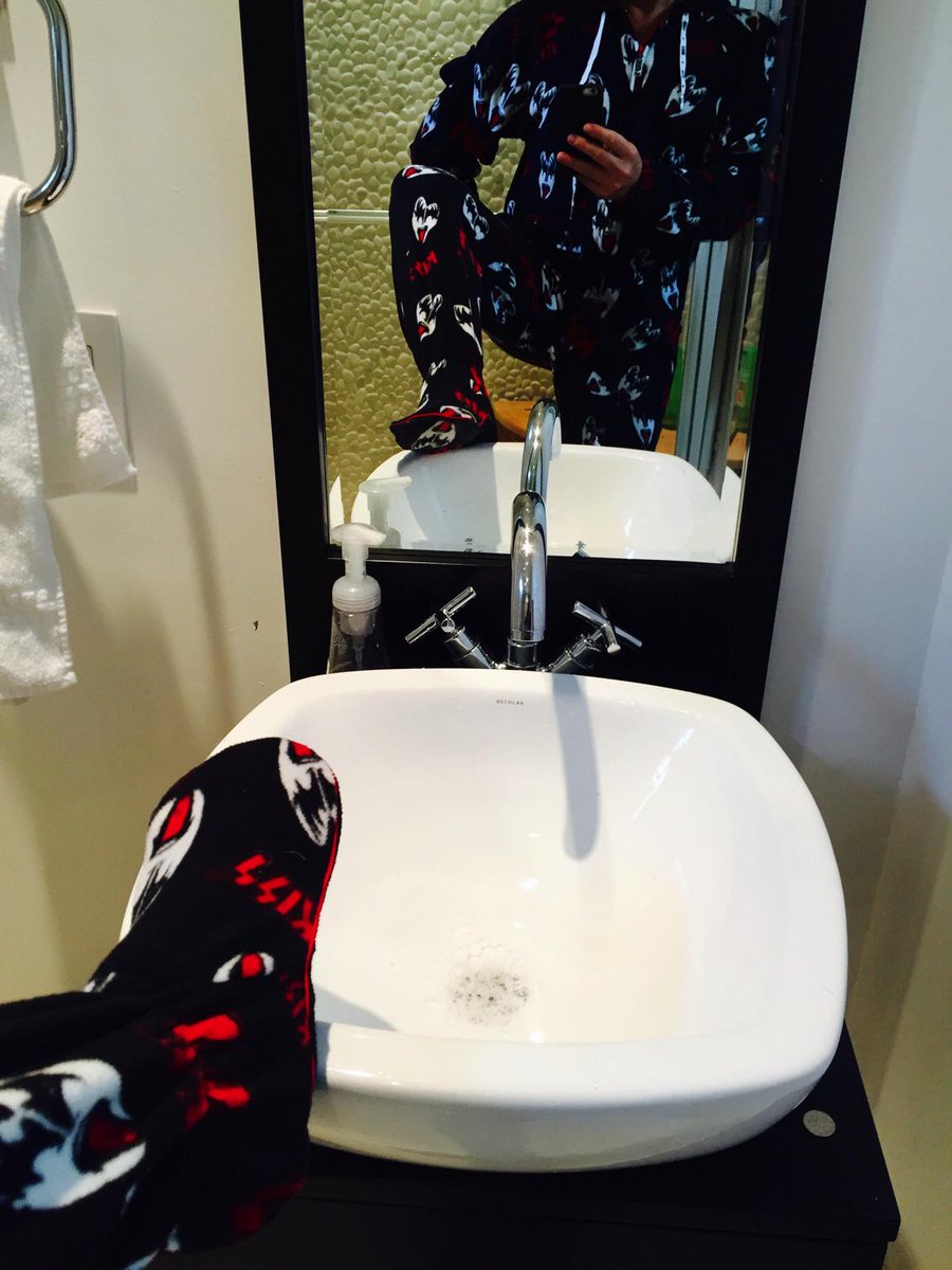 #asknorman #airthemovie @iTunesMovies  LETS DO THIS IN A KISS ONESIE . GOOD MORNING