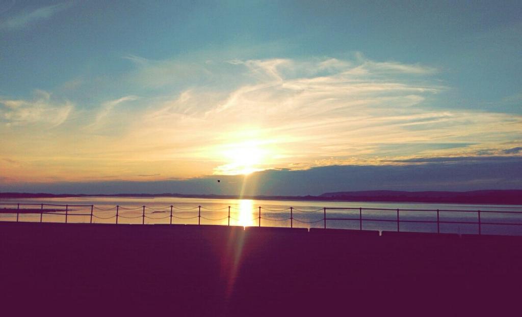 joebartlett83's tweet photo. Lovely sunset over north Devon http://t.co/pTiT5Y8Yvd