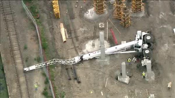 6abc's tweet photo. Rescuers respond to crane accident in Manayunk http://t.co/OZx3lufbv6 http://t.co/TUllRghIn2