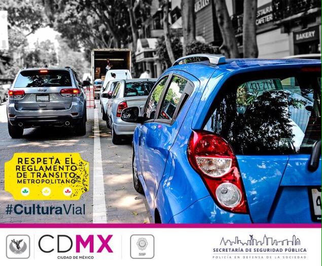 Evita estacionarte en doble fila y hacerte acreedor a una multa. Respeta el #ReglamentoDeTránsito.