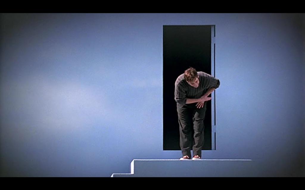 '마스크'로 처음 접한 짐캐리는 그저 우습꽝스럽고 과장된 표정연기의 코믹배우로 인식됐었는데 그 인식을 깨뜨린 영화가 트루먼쇼였다. 난 아직도...