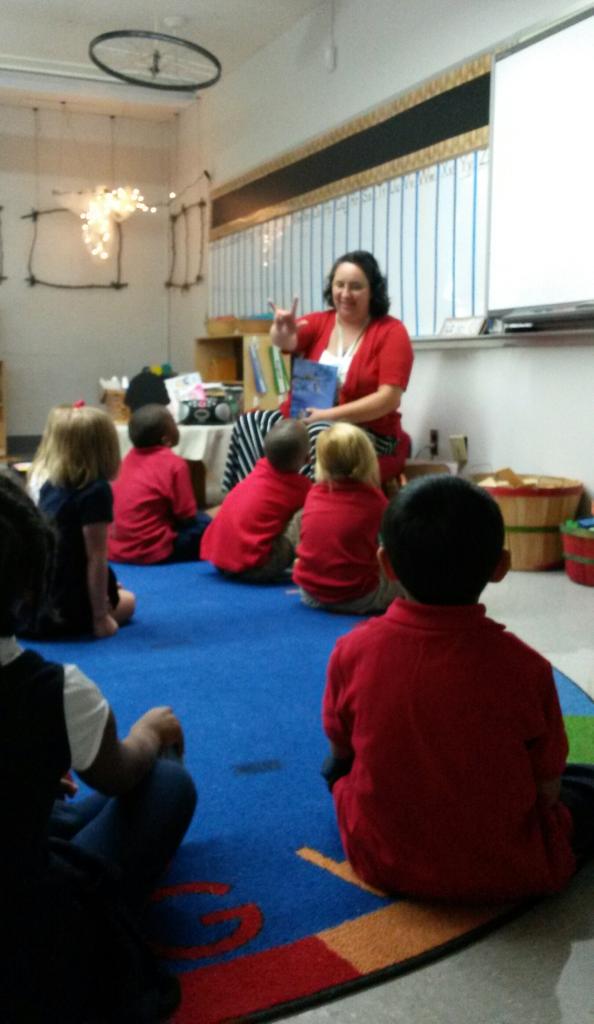 CandiceBobnock's tweet photo. Reading The Kissing Hand in Mrs. D's class at Skelly Primary @deborahgist @JenniferPense #OKfirstday #SuccessTPS http://t.co/xgcgC73rH5