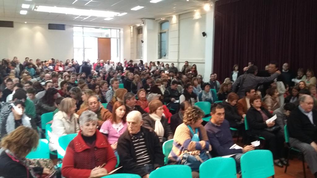 joseghueso's tweet photo. Firmando escrituras en! #Olavarría del @IVBsAs @fstachiotti @AARLIA http://t.co/CCqmP4k8HF