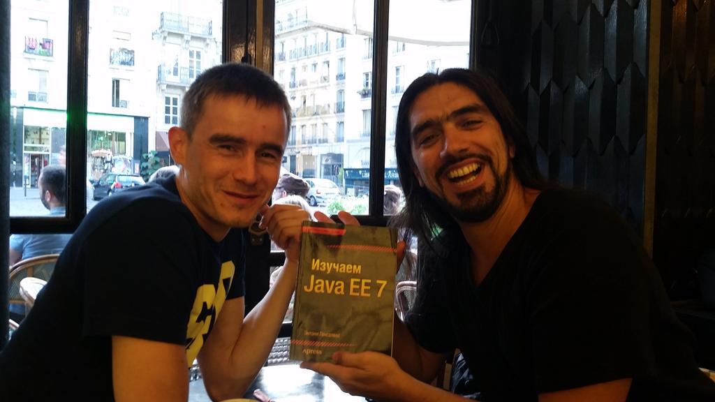 agoncal's tweet image. Thanks to @gabdarkhmanov for bringing the book straight from Russia. #JavaEE7 in Russian #Great