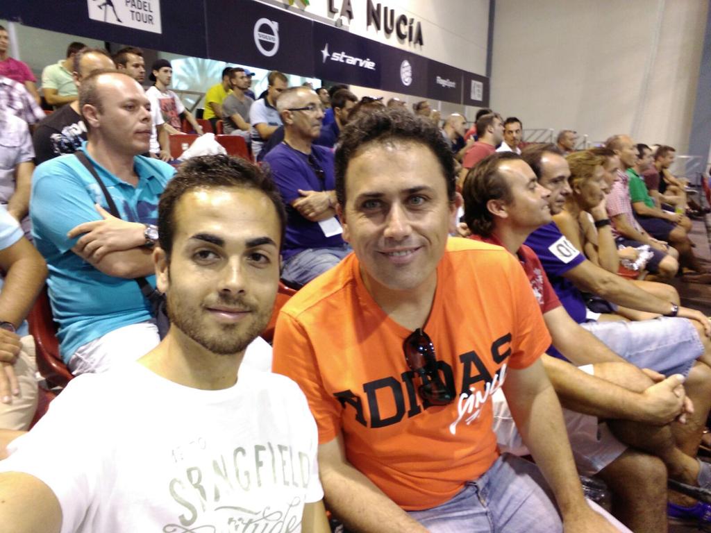 raulgtomas's tweet photo. Tarde de @WorldPadelTour con @Alvarogt23 ahora a ver a @FBelasteguin http://t.co/gD4VIFyExz