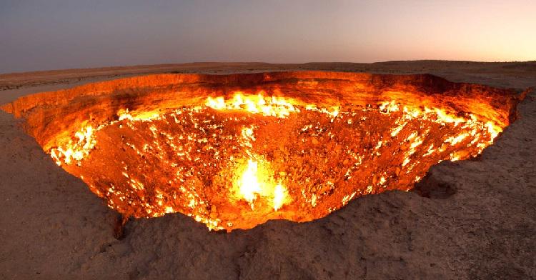 magicearth_'s tweet photo. The Door to Hell is a natural gas field in #turkmenistan that has been burning  since it was discovered in 1971. http://t.co/SptQSp2o4r