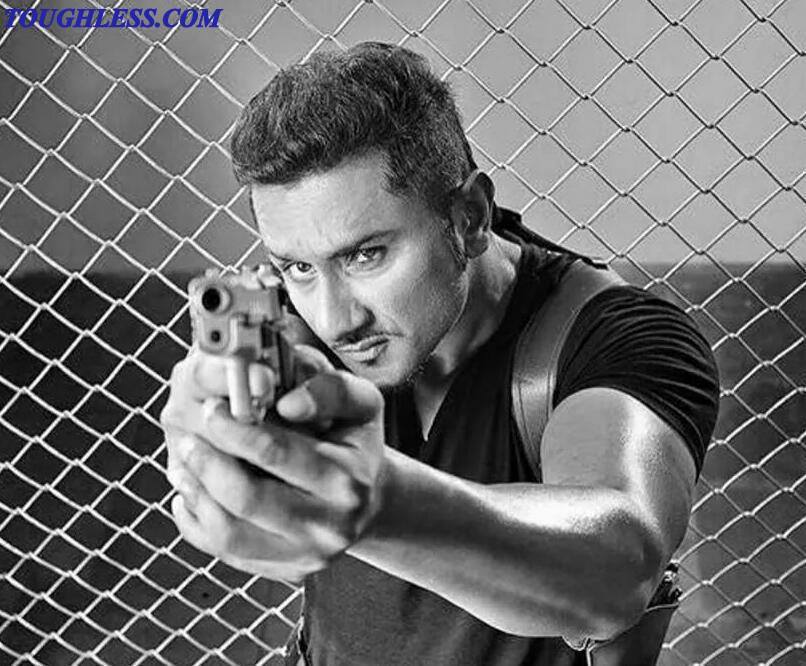 yoyoholics's tweet image. Yo Yo honey singh #YOYOstyle with gun..mafiya mundher @asliyoyo