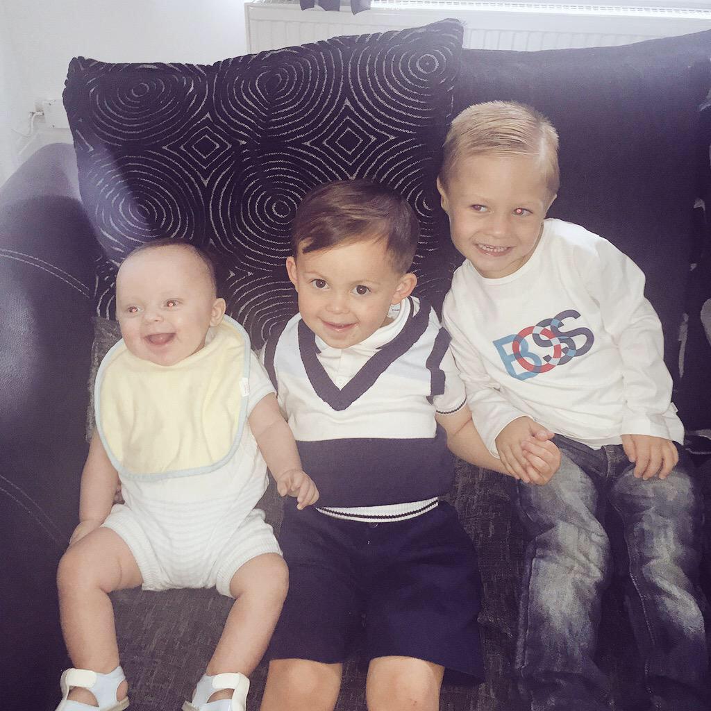 KayRandles's tweet photo. Lovely afternoon with my Bestfriends &amp; Babies 👶🏼💙💖🍼☕️🍰 http://t.co/bq6MbATuVV