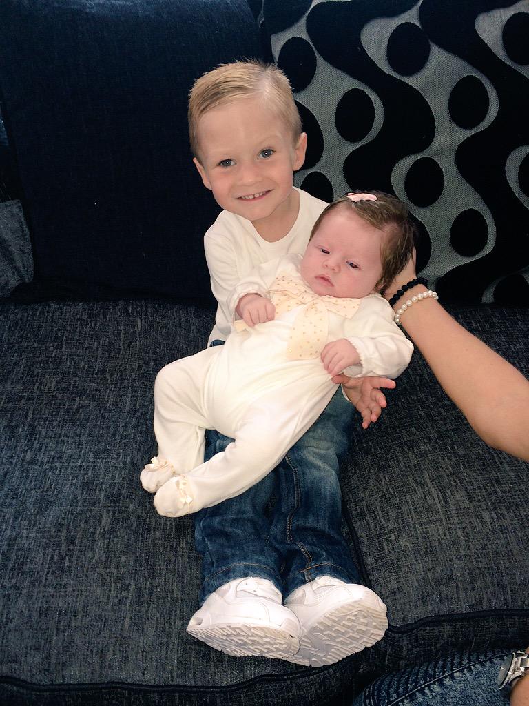 KayRandles's tweet photo. Lovely afternoon with my Bestfriends &amp; Babies 👶🏼💙💖🍼☕️🍰 http://t.co/bq6MbATuVV