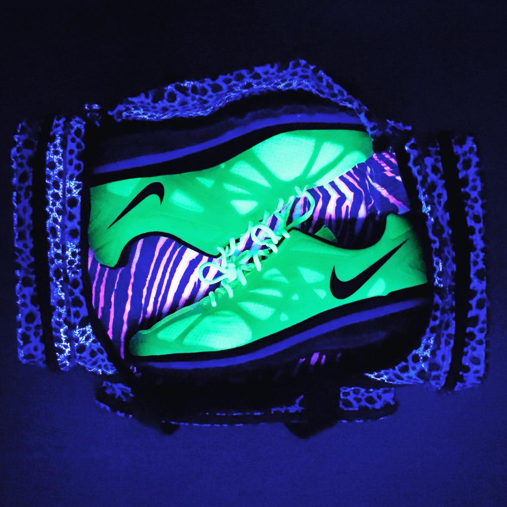 KicksInTheBag's tweet photo. The #BlacklightSeries 💡🔦🔆 http://t.co/lDNaaD5zhq