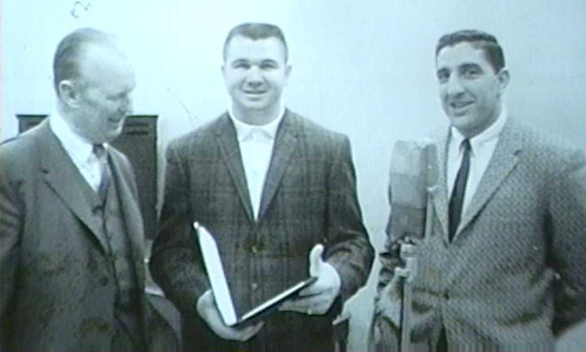 TBCLicensing's tweet photo. 1962 @ChicagoBears players with Brickhouse at what appears to be @WGNRadio. #NationalRadioDay: http://t.co/sHUYK5scSq http://t.co/n6baYmyWia